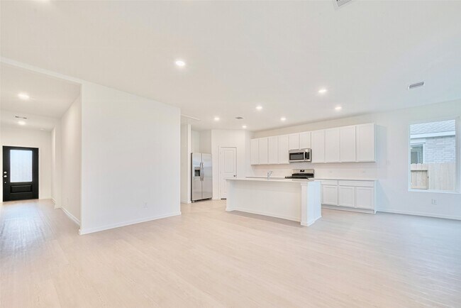 Building Photo - 6822 Yellow Jessamine Ln