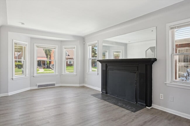 Building Photo - 17326 Mansfield St