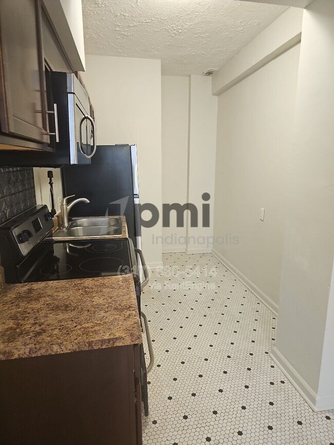 Building Photo - 1 W 28th St