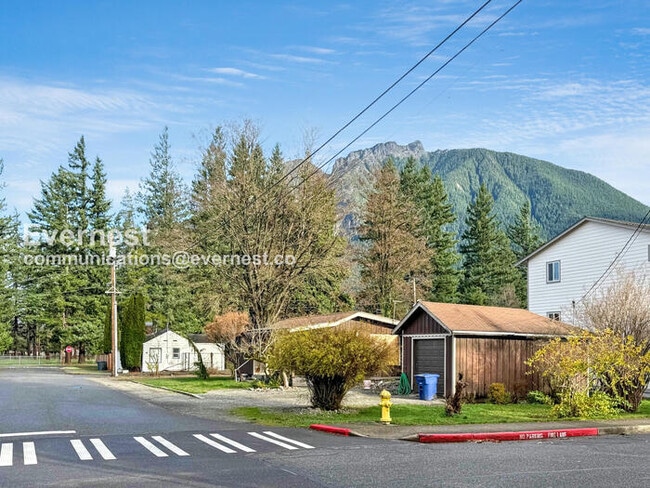 Building Photo - 301 E 2nd St