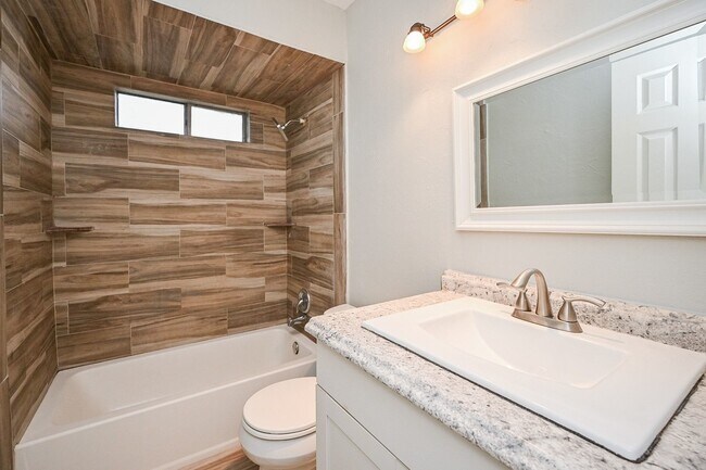 Building Photo - 15723 Creekhaven Dr