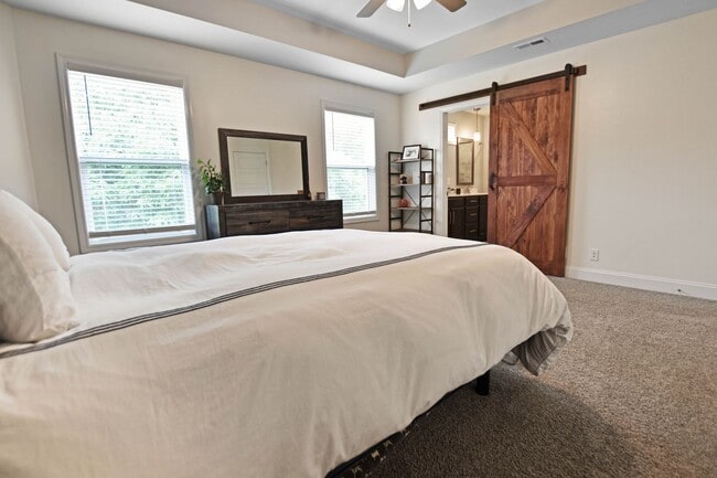 Building Photo - Pet Friendly Three Bedroom!