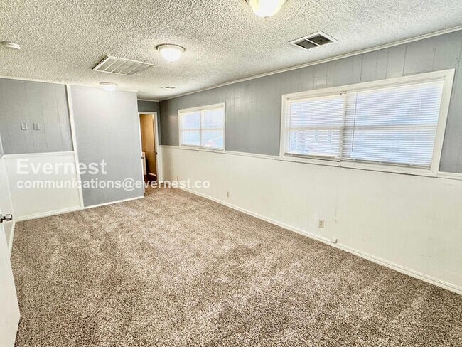 Building Photo - 3 Bed, 2 Bath with Fenced Yard / Pet-Friendly / Available Now!