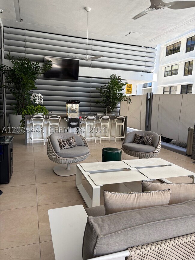 Building Photo - 5875 Collins Ave