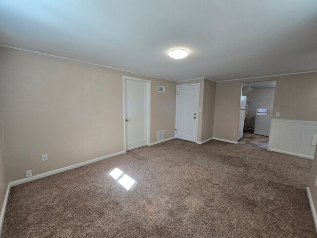 Building Photo - 725 1/2-641 1/2 Broadwater Ave