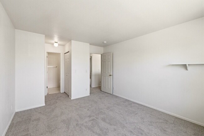 Building Photo - Very Nice 2 Bedroom, 2 1/2 Bath Townhome in Quail Run! Community Pool & Tennis Courts! Minutes To...