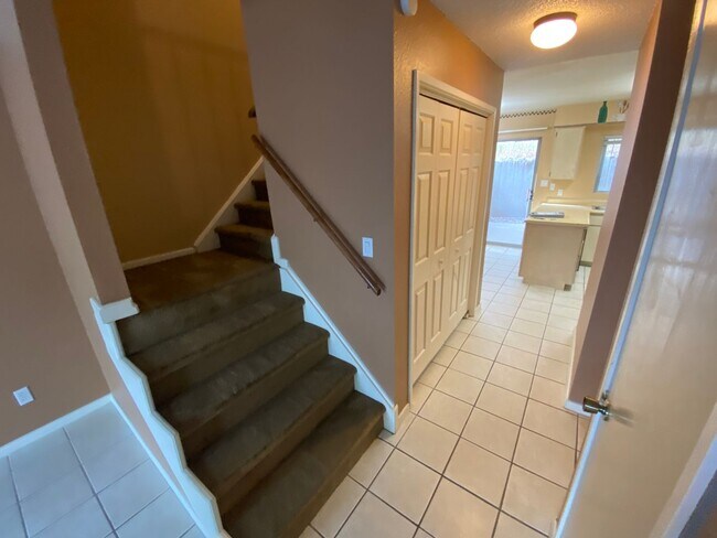 Building Photo - Two Bedroom Town Home on Florida Rd.