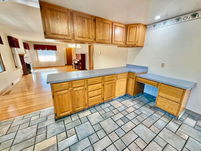 Building Photo - 252 Stoakes Ave