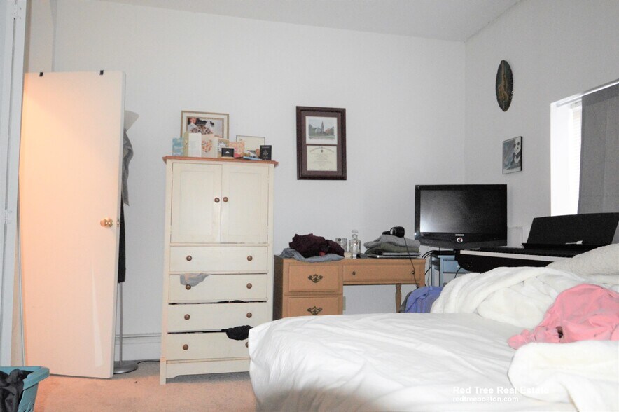 Building Photo - 35 Belmont St