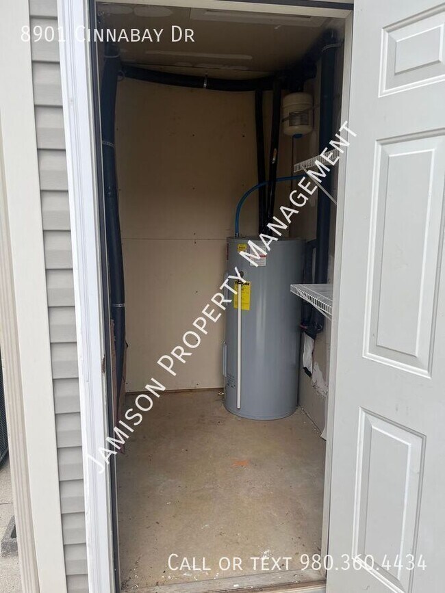 Building Photo - 8901 Cinnabay Dr