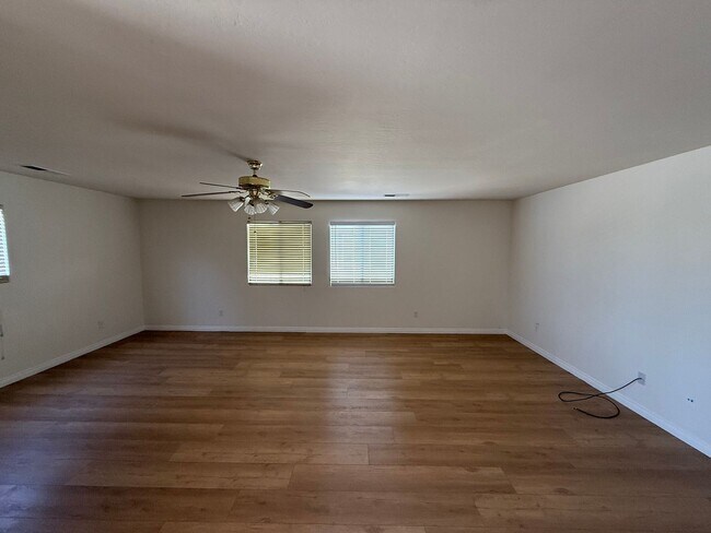 Building Photo - Spacious Single Family Home in Bakersfield...