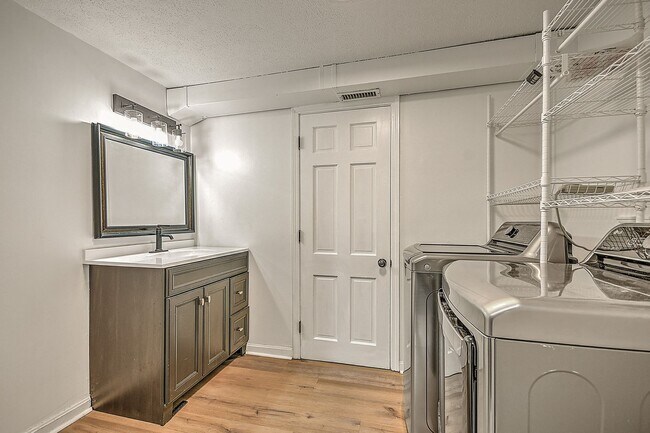 Building Photo - Beautiful split foyer home in Colonial Hei...