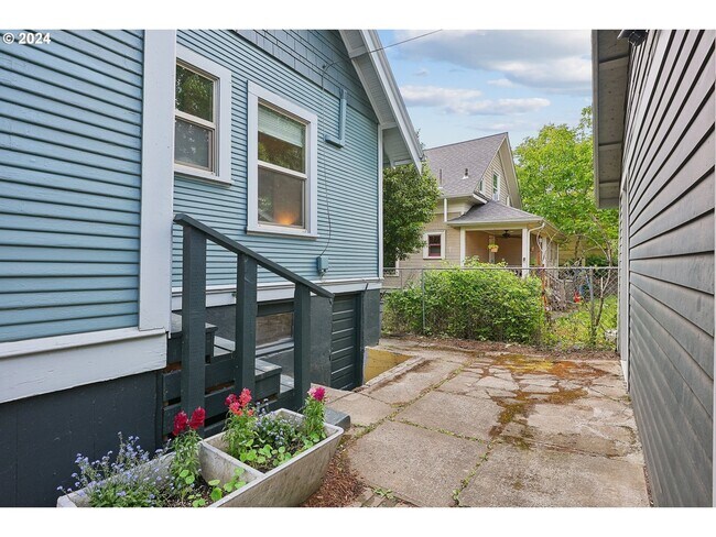 Building Photo - 3916 N Albina Ave