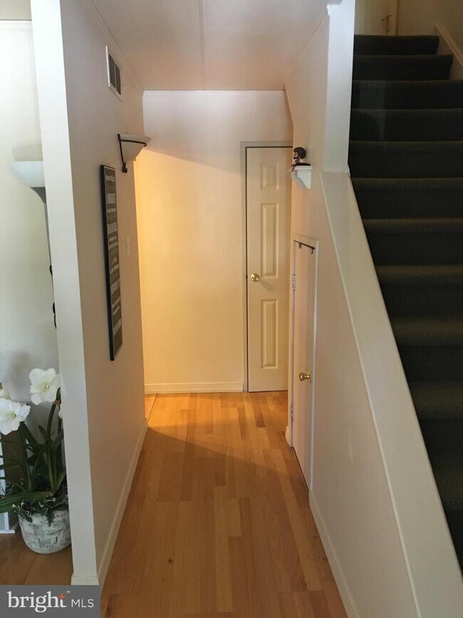 Building Photo - 201 Village Walk