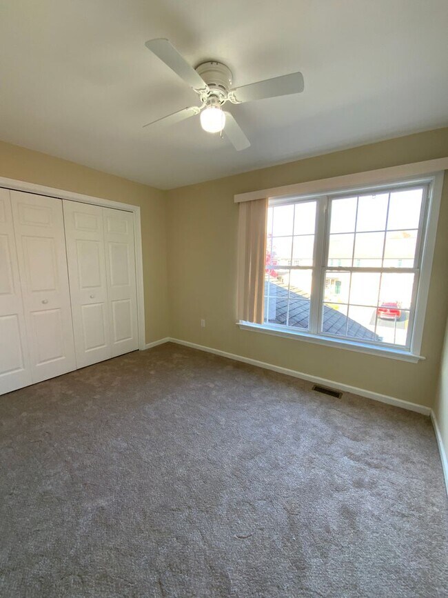 Building Photo - Great town home in Sterling Place