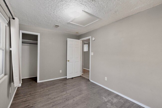 Building Photo - Historic Bungalow House 2/bd 1/ba 730/sf