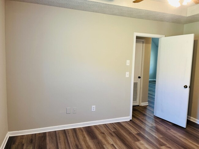 Building Photo - 10 Fredda Ln