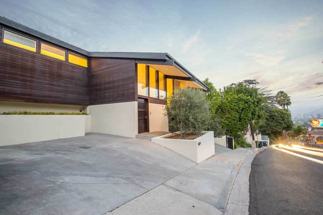 Exterior - 1440 N Kings Rd