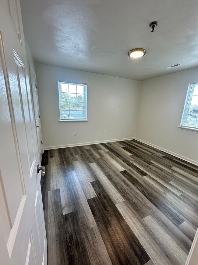 Building Photo - $1180 for 1 bedroom in a 4 Bedroom Apartme...