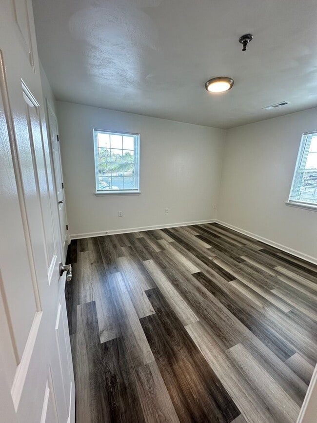 Building Photo - $1180 for Newly Renovated 1 bedroom in a 4...