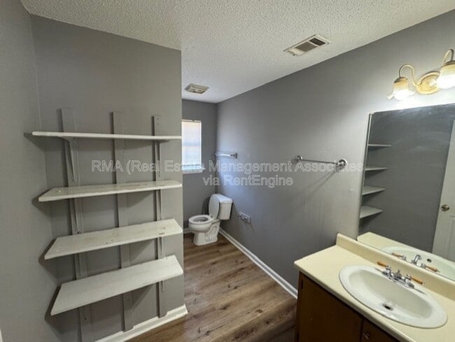 Building Photo - 424 N 8th St