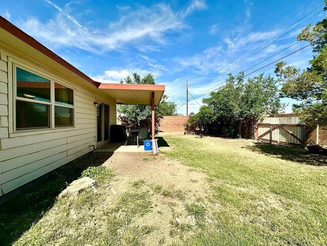Building Photo - Welcome to this 3 BD, 2 Bth home situated on a corner lot!!