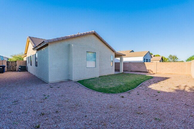 Building Photo - Move right in to your dream home!