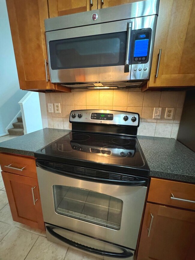 Building Photo - End unit Townhome in the heart of Chesapeake! Available Late July