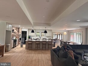 Building Photo - 827 Locust Dr