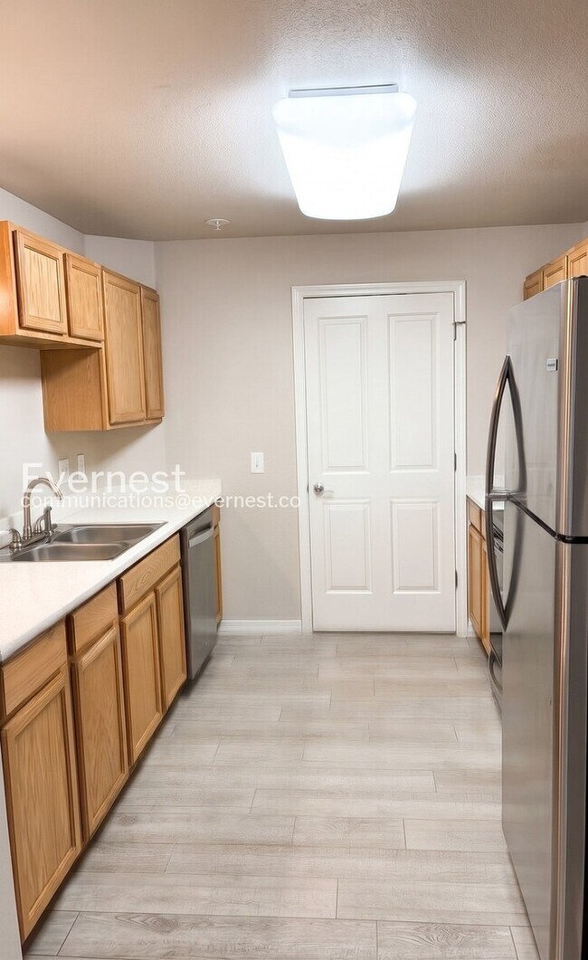 Building Photo - 3 Bed & 2 Bath Condo in Fort Collins / Coming Soon!