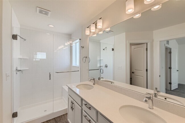 Building Photo - Modern 3BR Townhome | 2-Car Garage | Pool, Gym & Light Rail Access