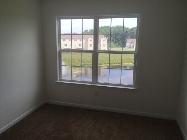 Building Photo - Room for a large family!