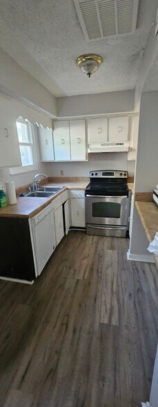 kitchen - 5515 Country Dr