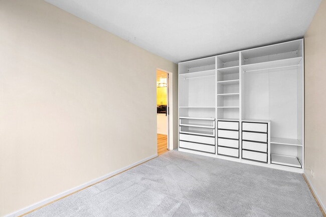 Building Photo - 4343 N Clarendon Ave