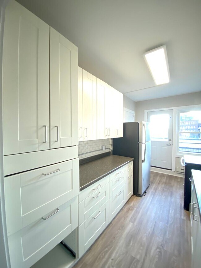 Building Photo - Available August 1st - 2 Bed 1 Bath, Bonus...
