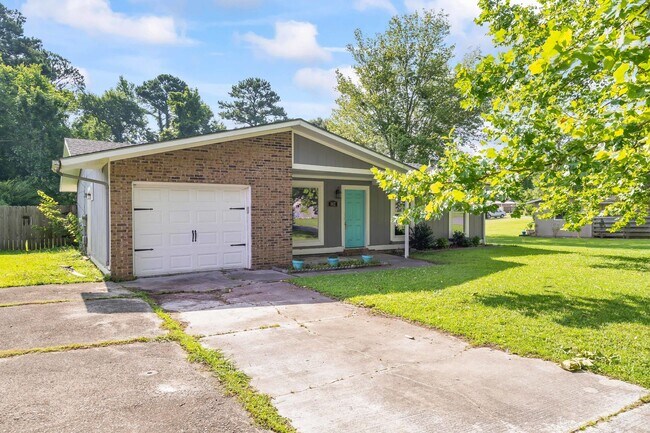 Building Photo - Granite Counters, Large Deck & Huge Backyard – This One Has It All!