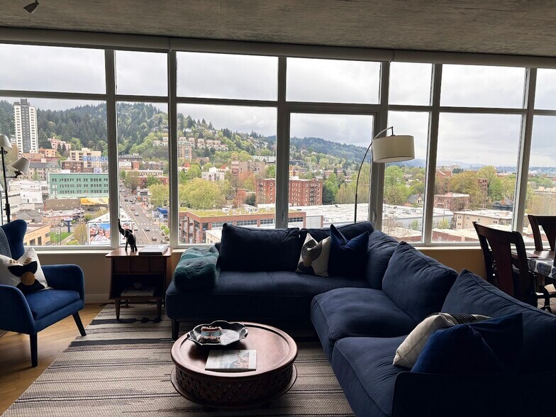 Living area - 1926 W Burnside St