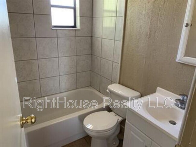 Building Photo - 1220 Morin St