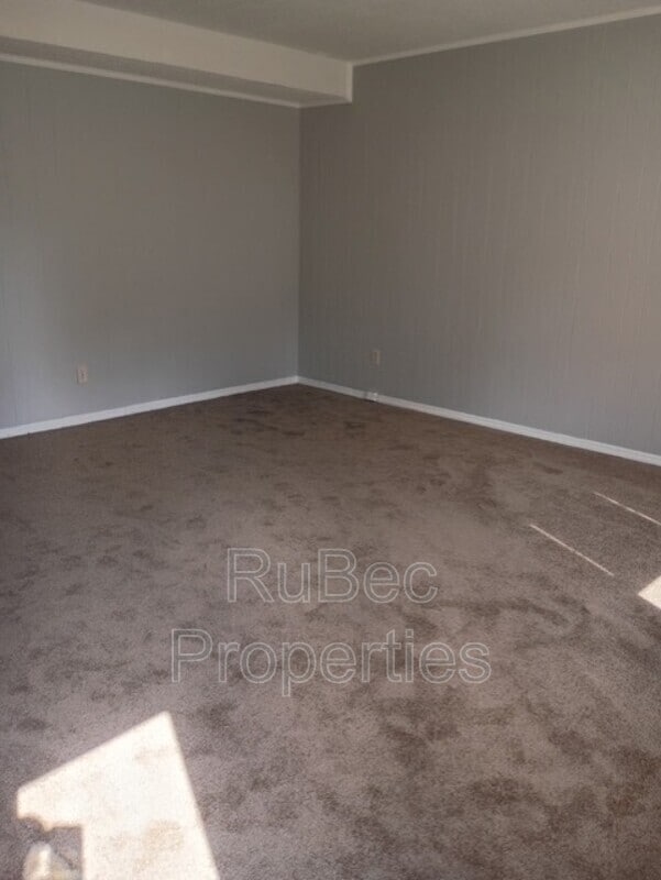 Building Photo - 115 E Maine Ave