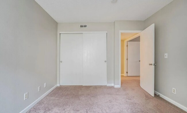 Building Photo - 2 bedroom/2 bathroom main level condo!