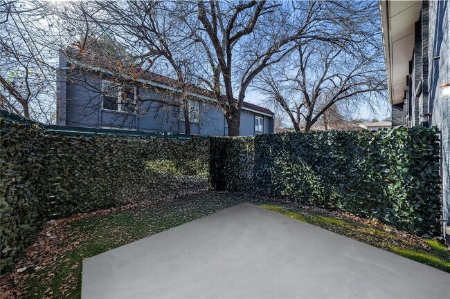 Building Photo - 3820 Southway Dr