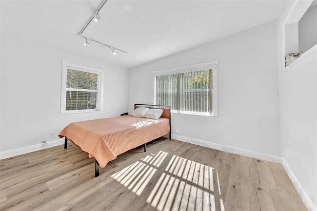 Building Photo - 805 NE 17th Ave