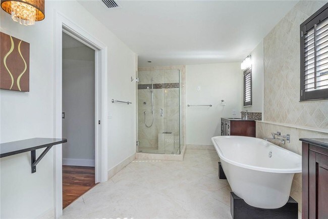 Building Photo - 4102 Pinewood Ln
