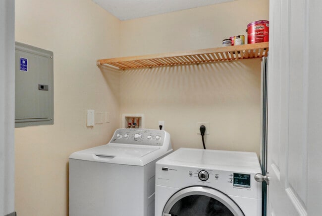 Building Photo - 3205 Myrtlewood Cir E