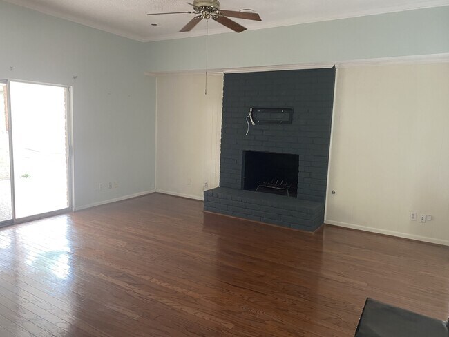 Building Photo - 5 Bendwood Dr