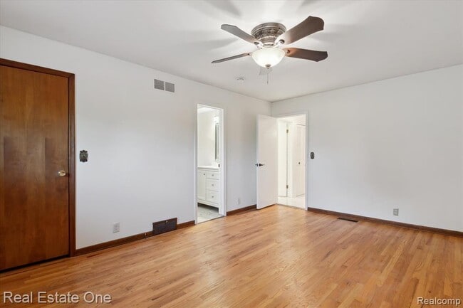 Building Photo - 23944 Fordson Dr