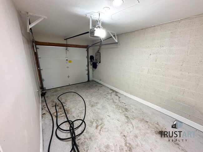 Building Photo - 3 Bedroom house with garage in North East,...