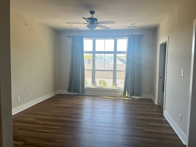 Building Photo - Gorgeous upscale apartment in the heart of...