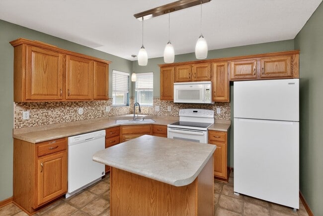 Building Photo - SPACIOUS COMFORT!! 3 Bedroom, 2 Bathroom House in Ankeny!