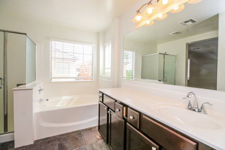 Building Photo - 126 E Catclaw St